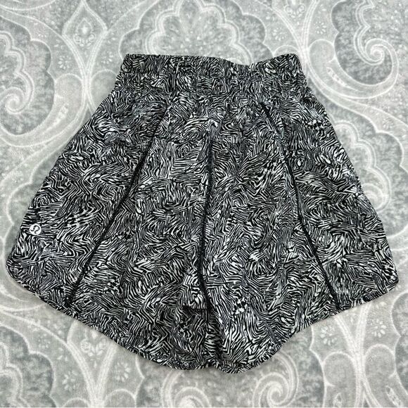 Lululemon Track That Mid-Rise Lined Short 5" - Picture 5 of 7